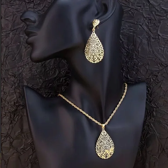 Elegant Gold Filigree Jewelry Set - Picture 3 of 3